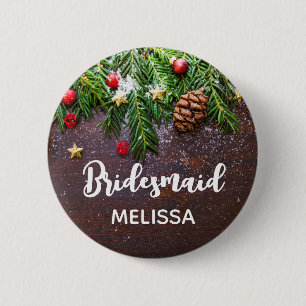 Rustikaler Weihnachtstisch mit Pine & Snow Bridesm Button