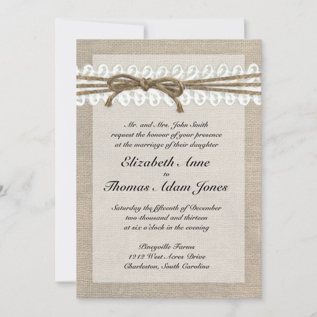 Rustikaler Wein und Lace Burlap Hochzeit Einladung (Vorderseite)