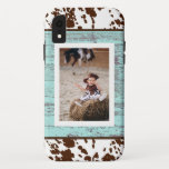 Rustikaler Western Türkisfarbenes Foto Case-Mate iPhone Hülle<br><div class="desc">Spaß Cowhide Druck vor türkisfarbenem Holzboden und Ihrem eigenen Foto. Das perfekte rustikale Gehäuse. Fügen Sie diesem Design Ihre benutzerdefinierte Formulierung hinzu, indem Sie die Felder "Diese Designvorlage bearbeiten" auf der rechten Seite des Elements verwenden, oder klicken Sie auf die blaue Schaltfläche "Anpassen", um den Text anzuordnen, die Schriftart und...</div>