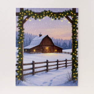 Rustikaler Winterstall bei Sonnenuntergang