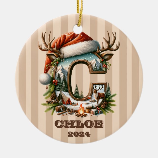 Rustikales Abenteuer Letter C Weihnachtsmannmütze  Keramik Ornament (Vorne)
