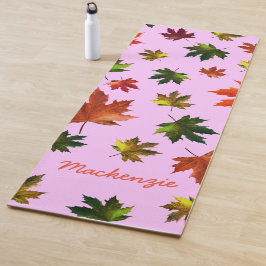 Rustikales Ahorn-Blätter Muster mit Name auf PINK Yogamatte