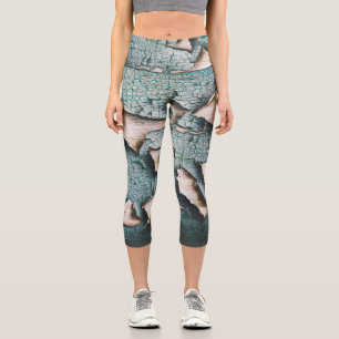 Rustikales, altes, hellblaues Peeling aus Holz Capri Leggings