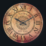 Rustikales antikes Shabby Chic-Vintage römische Große Wanduhr<br><div class="desc">Diese schönen, einzigartigen, ein-von-ein-netten personalisierten Ausrüstungsbeschreibungen, die ein Imitatrost beunruhigter Vintager antiker Hintergrund mit Ihrem eigenen personalisierten Familiennamen in einem mutigen Schriftart mit Ihrem eigenen Jahr herstellte. Das Ziffernblatt hat mutige römische Ziffern mit einer Mitte eines einzigartigen Mandalamusters. Personifizieren Sie diese Uhr, indem Sie Ihre persönliche Information addieren. Macht eine...</div>