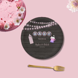Rustikales Baby braut eine rosa Babydusche Pappteller