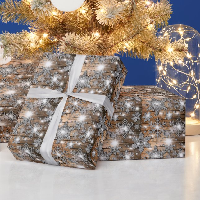 Rustikales Barnholz, frostige Silberschneeflocken Geschenkpapier (Feiertage)