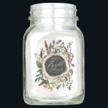Rustikales Bauernhaus botanisches Brautparty Einmachglas<br><div class="desc">Rustikales Hochzeitsdesign botanisch und Holz Scheibe Brautparty. Mit schönem Aquarell,  weißen Blumen,  Holzschnitt und Schrifthandeschreiben. Dieses moderne Design ist sicher,  den Stil für Ihre bevorstehende Dusche Set.</div>