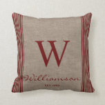 Rustikales Bauernhaus, das die Einband-Schnürsenke Kissen<br><div class="desc">Rustikales Bauernhaus Ticking Stripe Burlap Monogram Burgundy Ticking Stripe. Das Kissen ist mit Ihrer Monogramm und Ihrem Namen personalisiert. Kissen ist ein sehr nachdenkliches Geschenk, das für die nächsten Jahre geschätzt werden kann. Unser hochwertiges Template macht es einfach, Ihr Kissen individuell zu gestalten. Wenn Sie es weiter anpassen möchten, verwenden...</div>