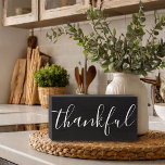 Rustikales Bauernhaus Ein gutes Zeichen Holzkisten Schild<br><div class="desc">Maßgeschneiderte Bauernmauerkunst mit THANKFUL-Text auf einem Imitat-Chalkboard-Hintergrund. Passen Sie es mit Ihrem eigenen Text und Bildern an,  um ein einzigartiges Zeichen zu erstellen.</div>