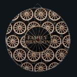 Rustikales Bauernhaus Elegantes altmodisches Holzr Dartscheibe<br><div class="desc">Die Einführung in mein Bauernhaus Dartboard Design, eine perfekte Mischung aus Retro, rustikal und alt-School Charme. Dieses einzigartige Dartboard zeichnet sich durch ein antikes Wagenrad-Design aus, das mit Ihrem Familiennamen personalisiert werden kann und somit ideal für Paare, Jungvermählte und Familien ist. Dieses Dartboard eignet sich perfekt für moderne Wohngestaltung-Liebhaber, die...</div>
