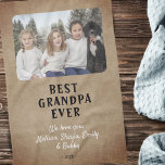 Rustikales Best Opa Ever Grandchildren Foto Geschirrtuch<br><div class="desc">Rustikale Beste Opa je Großkinder Foto Küchentuch. Machen Sie ein personalisiertes Handtuch für den besten Opa aller Zeiten. Fügen Sie Ihr Lieblings-Foto hinzu und passen Sie den Text mit Ihren Namen an. Ein schöner Sake zum Geburtstag,  Weihnachten oder Vatertag für einen Großvater.</div>