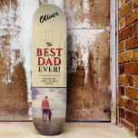 Rustikales Best Vater je Typografy Foto Skateboard<br><div class="desc">Rustikales Best Vater Jeden Typografy Foto Skateboard mit Namen. Die trendige rote und schwarze Typografie ist auf beige rustikaler Basis gehalten. Fügen Sie Ihr Lieblings-Foto und Ihre Namen in die süße Nachricht. Dieses moderne und personalisierte Skateboard ist ein Geschenk für einen Vater oder einen neuen Vater am Vatertag, Geburtstag oder...</div>