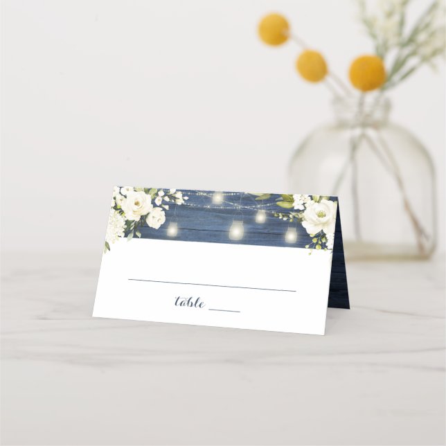 Rustikales blaues Holz Weiße Blume Jar String Ligh Platzkarte (Vorderseite)