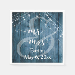 Rustikales blaues Holz, weiße Lichtgestecke Mr. &  Serviette