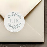 Rustikales Blue Botanical Wreath Wedding Monogram Runder Aufkleber<br><div class="desc">Maßgeschneiderte Botanische Hochzeitsticker mit elegantem,  blauen Kranz mit Paarinitialen und Hochzeitstermin auf neutralem,  beigen Hintergrund. Ideal für Hochzeiten speichern Sie die Daten,  Umschläge,  Gastgeschenk Hochzeit Packungen und mehr.</div>