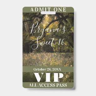 Rustikales, blumengeschmücktes Forest Sweet 16 VIP Ausweis