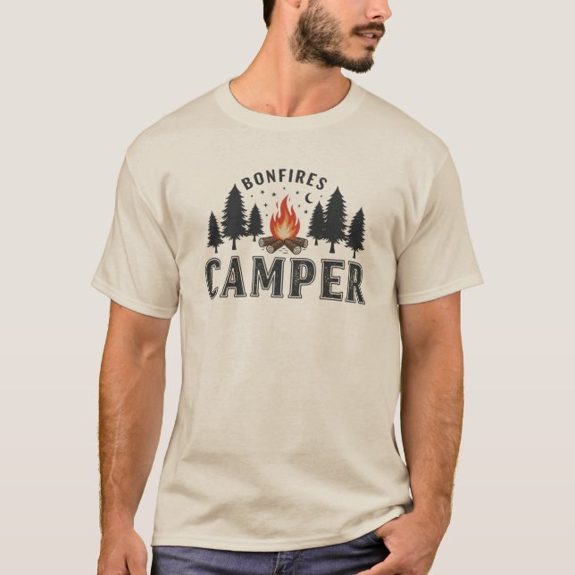 Rustikales Bonfire Camper Nachtwald Design T-Shirt (Vorderseite)