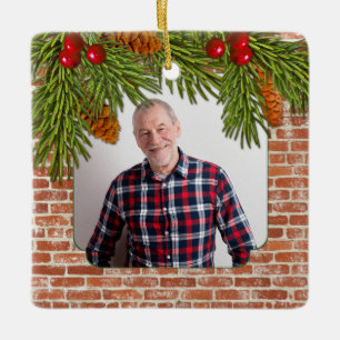 Rustikales Brick Pine Boughs Foto Weihnachten Keramikornament
