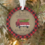Rustikales Buffalo Kariert Erster Weihnachtsmann V Ornament<br><div class="desc">Ein rustikaler Vintager LKW trägt einen Weihnachtsbaum,  frisch vom Bauernhof geschnitten. Land,  handgezeichnete Typografie auf einem kraftvollen Hintergrund,  umgeben von rotem Büffel kariert. Die Ornamente sind mit dem Namen und dem Jahr der Braut und des Bräutigams versehen.</div>
