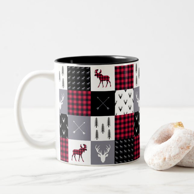 Rustikales Buffalo Kariertes Patchwork Rotes Weihn Zweifarbige Tasse (Mit Donut)