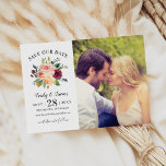 Rustikales Burgund Blush Floral Wedding Foto Save The Date<br><div class="desc">Mit diesen modernen Ankündigung Datum freihalten-Karten kündigen Sie Ihre Hochzeit stilvoll an, die mit einem Foto mit Verlobung und einem Blumenstrauß mit Aquarellfarben in Bordeaux-, Gelb- und Rosatönen in Grün-Blume versehen sind. Personalisieren Sie den dunkelgrauen Text mit allen wichtigen Details. Ein bordeauxroter Hintergrund mit texturiertem Erscheinungsbild zieht die Rückseite der...</div>