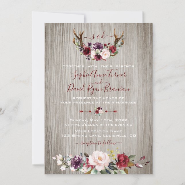 Rustikales Burgund Pink Floral Antlers Wood Weddin Einladung (Vorderseite)