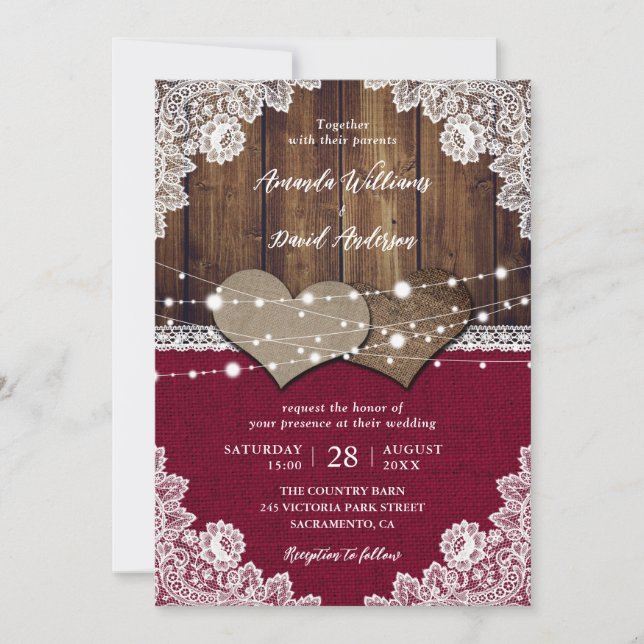 Rustikales Burgundy Barn Wood Burlap Lace Wedding Einladung (Vorderseite)