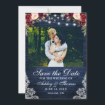 Rustikales Burgundy Blumenblauer Foto Save The Date<br><div class="desc">Rustikales blaues Holz String Lights Wasserfarbe Burgundy Marsala Floral,  bordeauxfarbene Rose,  rosa Rosen und grüne Spitzen Hochzeit Save the Date Card</div>
