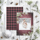 Rustikales Burgundy Snowflake Neu Mr & Mrs. Foto<br><div class="desc">Basierend auf meiner bestverkauften Winter Wedding Invitation Suite, ist dieses gemütliche Foto im weinbordeauxfarbenen Design Weihnachtskarte mit Ihrem Lieblings-Hochzeitsfest-Foto ausgestattet und mit Silberschneeflocken und Aquarellkiefern sowie einer bordeauxroten und schwarzen Büffel-karierten Textur dekoriert. Bitte kontaktieren Sie Designer für passende Produkte oder Designvariationen und sehen Sie sich die Holiday Suite hier an:...</div>