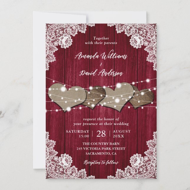 Rustikales Burgundy Wood Burlap Lace Wedding Einladung (Vorderseite)