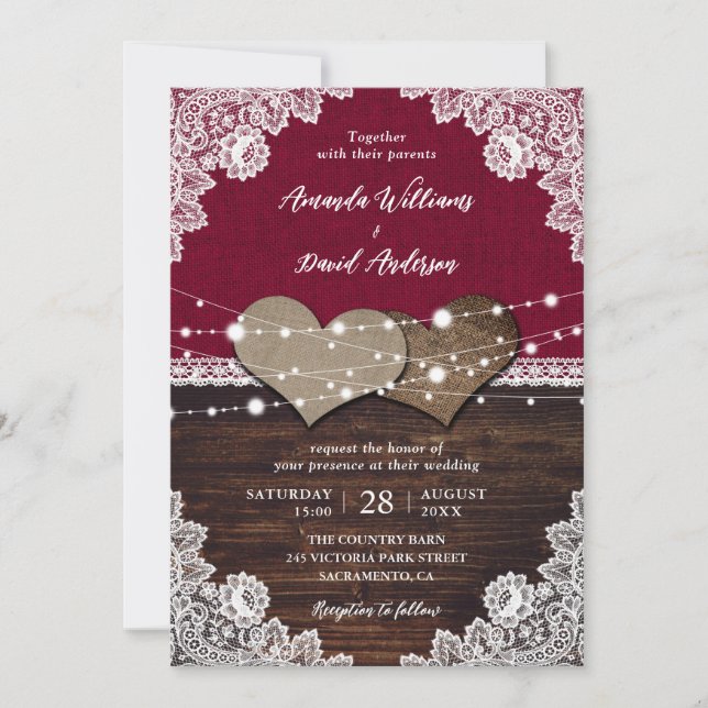 Rustikales Burgundy Wood Burlap Lace Wedding Einladung (Vorderseite)
