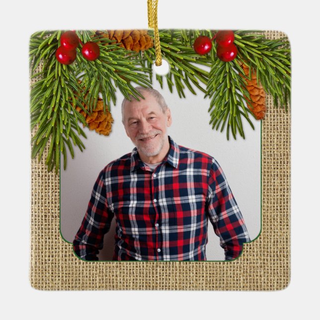 Rustikales Burlap Pine Boughs Gedächtnis Foto Weih Keramikornament (Vorderseite)