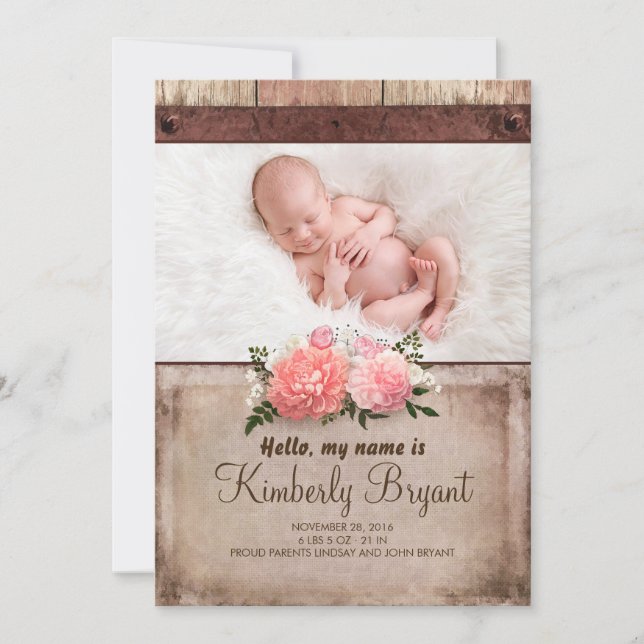 Rustikales Burlap- und Wood Baby Girl Foto Birth Ankündigung (Vorderseite)