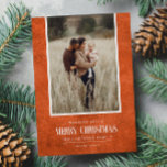 Rustikales Burnt Orange Winter Weihnachts-Single F Feiertagskarte<br><div class="desc">Dieses schlichte und rustikale Urlaubsprojekt zeigt Ihr bestes Portrait-Foto über eine rustikale Papierstruktur in Burnt Orange und das Wort "Frohe Weihnachten" in Vintagem Schriftzeichen. Ideal für Grußkarten im Bauernstil. Fügen Sie einfach Ihr bestes Foto, Ihre Familiennamen und das Jahr mit der Vorlage hinzu. Fügen Sie eine persönliche Nachricht auf der...</div>
