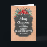 Rustikales Chalkboard C Weihnachten Karte<br><div class="desc">Frohe Weihnachten für die Urenkelterkarte mit rustikalem Kalkbrettmuster und winterlichem Laub mit Poinsettias.</div>