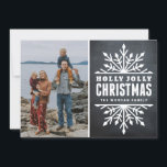 Rustikales Chalkboard Holly Jolly Weihnachtsfotoka Feiertagskarte<br><div class="desc">Individuell anpassbare rustikale Urlaubskarte mit Chalkboard-Hintergrund und skurrilen Schneeflocken. Ähnliche Artikel sind in meinem Laden erhältlich.</div>