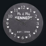 Rustikales Chalkboard Mr. und Mrs. Wedding Große Wanduhr<br><div class="desc">Hochzeitsuhr mit rustikalem Chalkboard-Hintergrund. Personalisieren Sie die Uhr im Bauernstil mit dem Nachnamen des neuen Ehepaares für ein einzigartiges Hochzeitstag-Geschenk.</div>