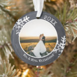 Rustikales Chalkboard Neu verheiratete Schneeflock Ornament<br><div class="desc">Das ist ein perfekter Ornament für ein Familiengeschenk. Mit seinem Kalkbrett und weißen rustikalen Schneeflocken genießen die Dekoration des Baumes mit diesem maßgeschneiderten Design.</div>
