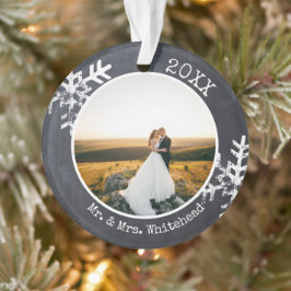 Rustikales Chalkboard Neu verheiratete Schneeflock Ornament