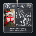 Rustikales Chalkboard Snowflake Frohe Weihnachten Keramikornament<br><div class="desc">Schönes typografisches Urlaubssornament. "Es ist die schönste Zeit des Jahres" erscheint in weißer handgeschriebener Typografie auf einem kohlegrauen Kalkboard-Hintergrund mit weißen Schneeflocken mit einem Foto aus der Familie.</div>