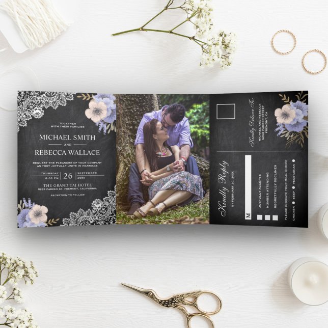 Rustikales Chalkboard Spitzen Lila florales Hochze Dreifach Gefaltete Einladung (Von Creator hochgeladen)