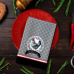 Rustikales Country Rooster Chicken BW Gingham Karo Geschirrtuch<br><div class="desc">Das Rustic Country Rooster Hühnchen in Wreath präsentiert sich mit dem Design von Black and White Gingham Karos! Bringen Sie eine Touch rustikaler Eleganz auf Ihre Zuhause mit diesem reizvollen Stück, das den Charme eines Bauernhauses perfekt mit dem klassischen Stil verbindet. Mit viel Liebe zum Detail entworfen, bietet unser Design...</div>