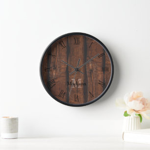 Rustikales dunkelbraunes altes Holz Monogramm römi Uhr