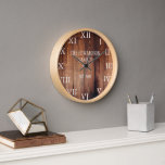 Rustikales, dunkles Holz Familienname Bauernhof Uhr<br><div class="desc">Rustikale,  dunkle Mauer aus Stallholz mit großen römischen Zahlen. Sie können personalisieren und Ihren eigenen Namen und Jahr etabliert hinzufügen.</div>