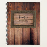 Rustikales dunkles Stallholz, trendig personalisie Planer<br><div class="desc">Rustikaler gemusterter Planer aus dunklem Holz.
Sie können es personalisieren und Ihren eigenen Namen und Text an der Vorderseite hinzufügen.</div>