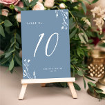 Rustikales Elegant Dusty Blue Wildblumen Boho Wedd Tischnummer<br><div class="desc">Dieses elegante und dennoch rustikale Hochzeitsdesign besticht durch einen schönen,  staubblauen Hintergrund mit handgezeichnet Wildblumen und eleganter Typografie in Weiß. Das Design ist auf beiden Seiten gleich. Sehen Sie sich unsere Rustikale Wildblumen für die Koordination der Artikel an.</div>