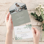 Rustikales Elegant Eukalyptus Greenerity Foto Wedd All In One Einladung<br><div class="desc">Rustikales, elegantes Eukalyptus-Grünes Foto Hochzeit in einer Einladung. Sie erhalten eine RSVP-Karte, die Sie ganz einfach per E-Mail erhalten können. Das Design ist perfekt für Hochzeiten im Garten mit einem böhmischen Thema. Bearbeitbare Vorlage. Laden Sie einfach Ihr eigenes Foto hoch, um das Bild zu ändern. Karo der Kollektion für andere...</div>