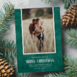 Rustikales Emerald Green Winter Weihnachts-Single- Feiertagskarte<br><div class="desc">Dieses schlichte und rustikale Urlaubsprojekt zeigt Ihr bestes Portrait-Foto über eine rustikale Papierstruktur in smaragdgrün und das Wort "Frohe Weihnachten" in Vintagem Schriftzeichen . Ideal für Grußkarten im Bauernstil. Fügen Sie einfach Ihr bestes Foto, Ihre Familiennamen und das Jahr mit der Vorlage hinzu. Fügen Sie eine persönliche Nachricht auf der...</div>