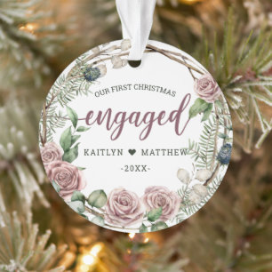 Rustikales Erstes Jahr Verlobt Pink Bläserweihnac Ornament