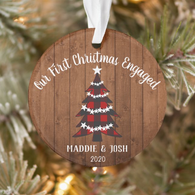 Rustikales Erstes Weihnachtsfest Verlobtes Foto &  Ornament (Baum)
